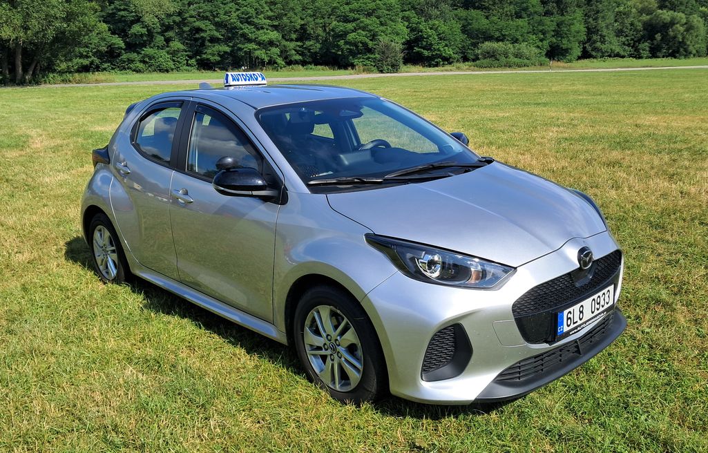 Jízdu s automatickou převodovkou skupiny B nacvičujeme ve voze Mazda 2 hybrid